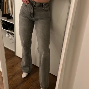 Grå jeans  - Grå jeans från zara i storlek 36. Aldrig använda och säljer då jag köpte fel storlek.🤍