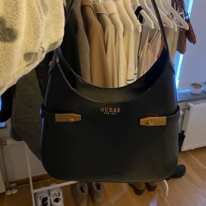 Guess väska - Aldrig använd säljer den på grund av att den aldrig kommer till användning!