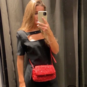 Röd väska  - Säljer min mörk röda väska! Den är lagom stor och rymmer det mesta! I fint skick😊 Färgen är något mörkare i verkligheten och gör sig inte helt rätt på bilden.