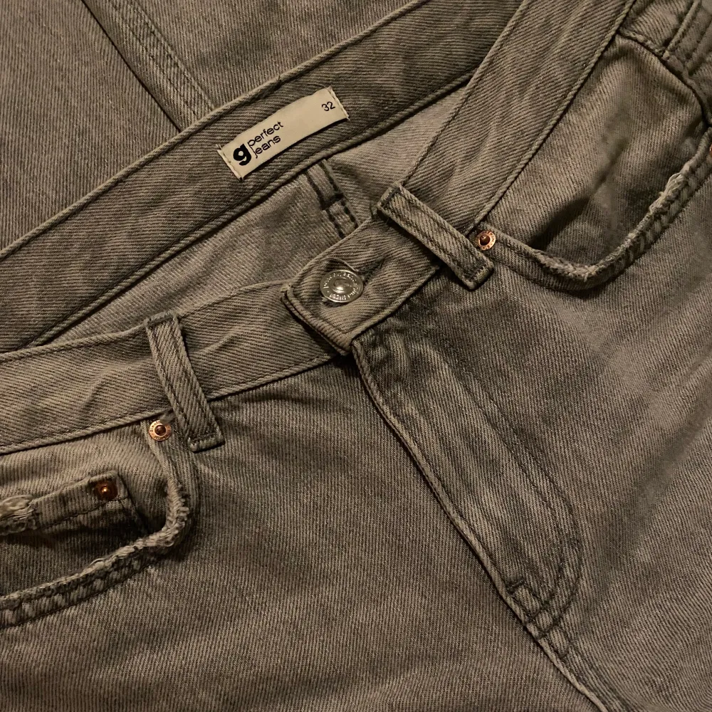 Jättefina lågmidjade jeans från Gina tricot!!  Använda endast 2/3 gånger 💘💘 Köpta för 500kr . Jeans & Byxor.