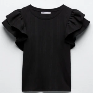 Svart volang topp - En svart volang topp från zara. Fint skick. Kom privat för egna bilder.