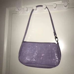 lila axelväska - lila axelväska. tecken på användning inne i fodret på väskan. Skicka privat för fler bilder😋🤍