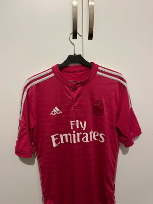 Real Madrid t-shirt - Real Madrid t-shirt 2014  Shorts medkommer   Pris kan diskuteras! Real Madrid märket är lite borttvättad 