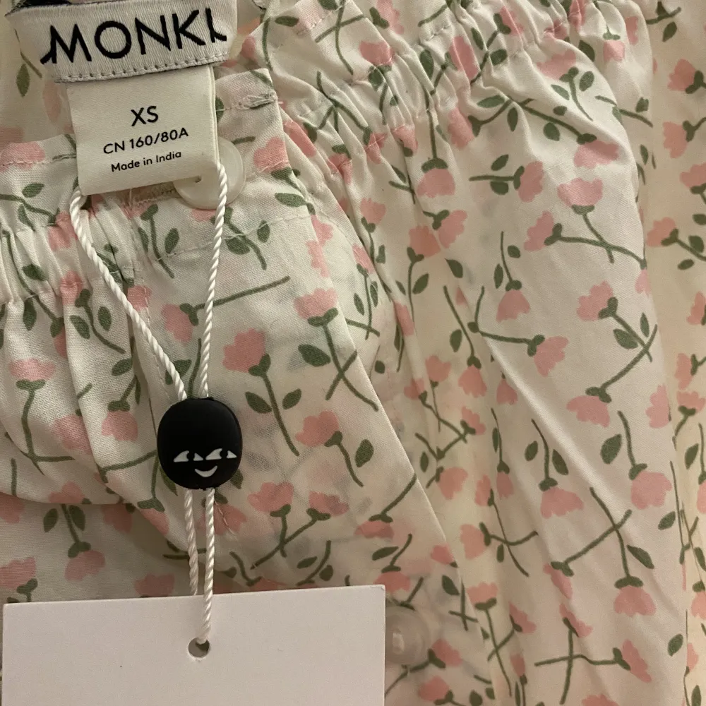 Säljer en helt ny blommig sommarklänning från Monki i stl XS, säljer för 160kr+ frakt!. Klänningar.