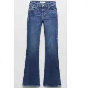 Lågmidjade/midwaist jeans från Zara💗 De är lite slitna längst ner (bild 2) men inget som man tänker på!  Jag har även sytt upp dom cirka 2cm men de är fortfarande lite långa för mig som är 165💗 Midjemåttet tvärs över är 36cm och innebenslängden är 85cm💗💗