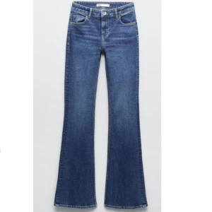 Lågmidjade Zara jeans  - Lågmidjade/midwaist jeans från Zara💗 De är lite slitna längst ner (bild 2) men inget som man tänker på!  Jag har även sytt upp dom cirka 2cm men de är fortfarande lite långa för mig som är 165💗 Midjemåttet tvärs över är 36cm och innebenslängden är 85cm💗💗