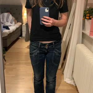 Low waist jeans - Säljer dessa fina pepe jeans som är köpta i Italien, vet därav inte storleken men passar mig som har xs/S och 34 i jeans, använd ca 1 gång🥰 skriv priv för intresse eller fler bilder