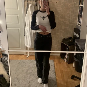 Na-kd jeams - Ett par skit snygga svarta jeans från NA-KD🖤Sitter så fint och är lite oversized och långa i benen (är 174cm)🖤