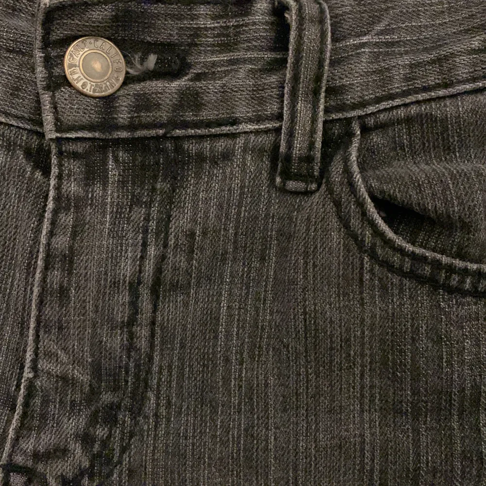 Svarta low waist flared jeans (har använts) . Jeans & Byxor.