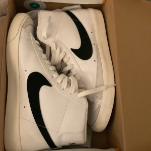 Nike blazer mid 77 - Tja. Säljer mina skor då dom är för små (små i storlek). Passar nog någon som har 40. Använda ute en gång, väldigt fint skick. Hör av er!