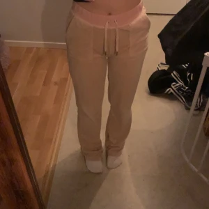 Juicy couture byxor - De är knappt använda i S, de har inga defekter 🫶kan mötas i gbg och frakta!🫶 kan även byta de mot ett par andra 