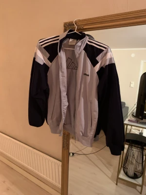 Sip tröja - Nytt skick, endast provad en gång. Köpt second hand. Står ej storlek men känns som en S/M