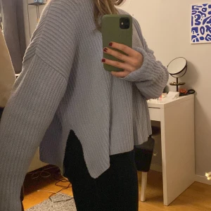 Stickad tröja - Ljusblå stickad tröja ifrån Monki, köpt här på Plick men är i väldigt bra skick 