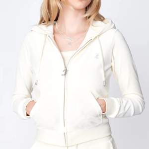 Säljer nu min fina juicy couture hoodie då den inte kommer till användning❤️ I nyskick, köptes för 1200 men säljer för 780kr + frakt,  strl XS 