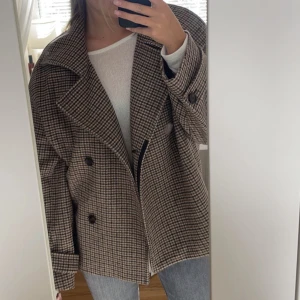 Arket kort kappa - Jätte populär kort kappa från Arket, nypris ca 1600? Sparsamt använd utan defekter. Skriv privat för fler bilder. TRYCKE EJ PÅ KÖP NU