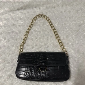 Jättefin väska - Säljer min älskade väska då jag inte använder den längre, jättesnygg med guldkedjan som ger den en extra tuch💞