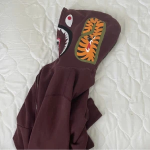 Äkta Bape hoodie - Äkta Bape Hoodie✅. Kan mötas i centrala Stockholm📌. Annars står köparen för frakten📦. Pris kan diskuteras vid snabb affär. 🙂