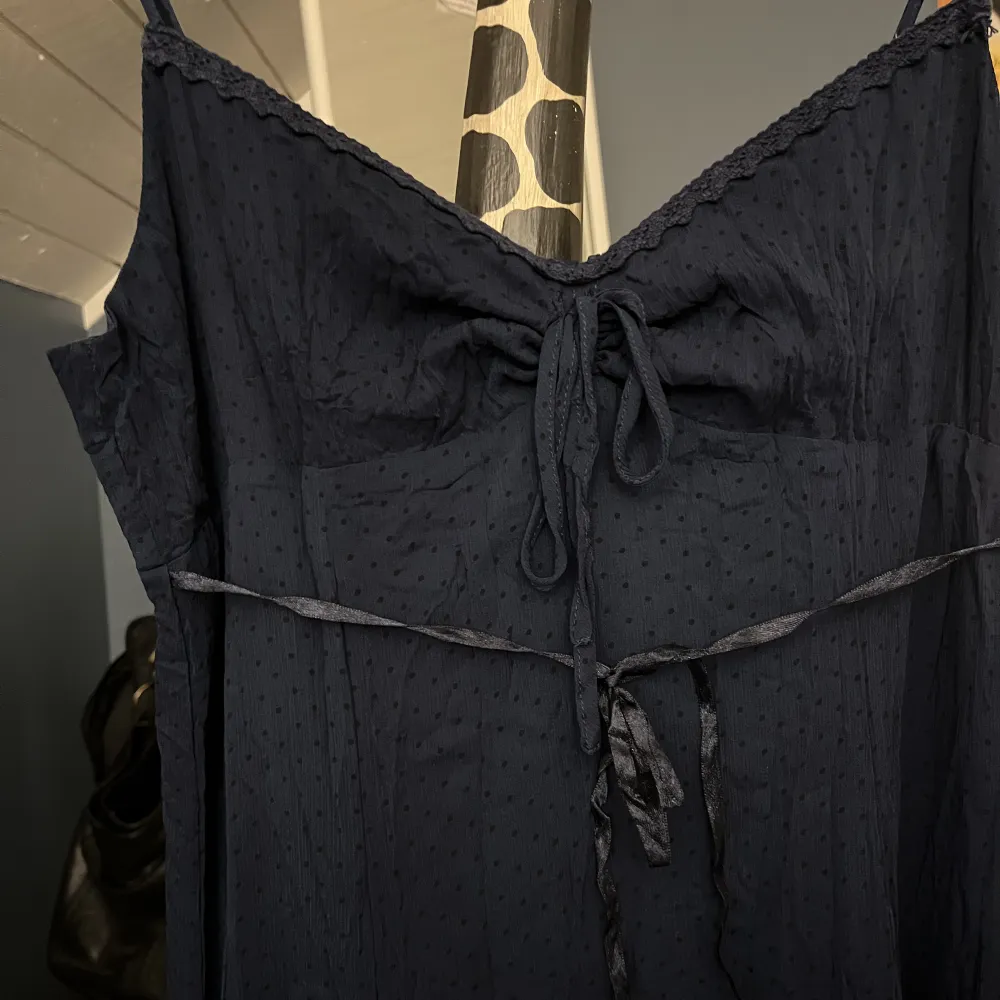 Prickig mörkblå klänning köpt second hand!! Skriv för fler bilder <3. Klänningar.