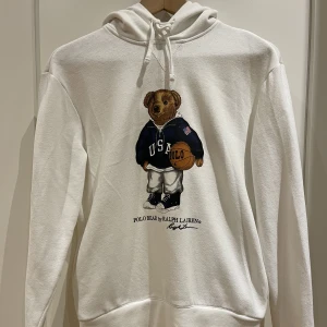Ralph Lauren Hoodie - Säljer min Ralph Lauren Hoodie då den sällan används. Nypris är ca. 1600kr.