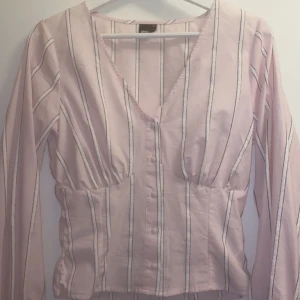 Blus  - Jättefin oanvänd figursydd blus, vringad. 