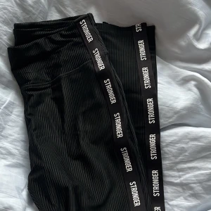 Stronger tights  - Svarta ribbade tights från stronger storlek M. Aldrig använda då de var försmå