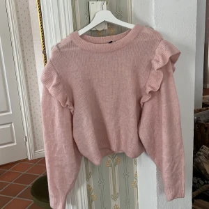 Rosa volang tröja - En fin rosa långarmad volangtröja från hm🤩 köpare stor för frakten