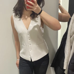 kostymväst - en snygg och cool väst från HM som bara är använd en gång. Köpt för 399 orginalpris - köparen står för frakten