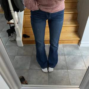 Jättefina blå bootcut jeans, inga slitningar, skulle säga att de är mellanhöga/höga i midjan! Storlek 30/32! 
