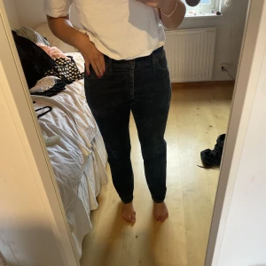 Lowwaist Jeans Wrangler - Superfina raka jeans i stretch från wrangler. De är något vidare i benen än vad som framgår på bilderna sant sitter lågt i midjan. Pga stretch samt unisex modell passar jeansen även dig med större lår. Jag är 178 cm lång. Hör av dig vid frågor 💕
