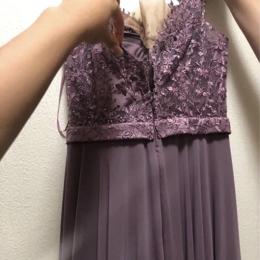 Det är en jätte fin lång lila balklänning som är glittrig vid överkroppen. Klänningen använd en gång. Den är i en väldigt bra skick. Väldigt ren. Jag har köpt den för 2500kr. . Klänningar.