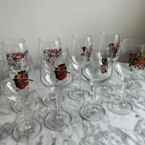 Vitvinsglas Carolina Gynning - Har 6st vitvinsglas från Carolina Gynning. Har dubbletter av de flesta. Endast 2-3 utav glasen är använda vid Max tre tillfällen så de är i toppskick, resterande är helt oanvända. Säljer för 50kr/st  OBS!!!! 2 st är sålda (de till höger på bild nr2)