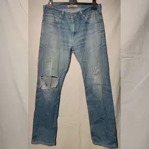 Snygga Levis jeans som jag köpte här på plick men som inte passade mig. Jag skulle säga att dom är storlek M. Skriv för mer information!