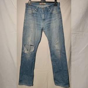 Snygga Levis jeans  - Snygga Levis jeans som jag köpte här på plick men som inte passade mig. Jag skulle säga att dom är storlek M. Skriv för mer information!