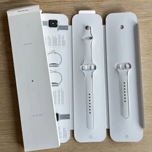 Applewatch band  - Applewatch sportband 41 mm i färgen white. Orginalförpackning finns och armbandet är i gott skick!
