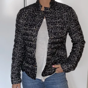 Jacka - Hej! Jag säljer nu min jacka från Gina Tricot i storlek M😊