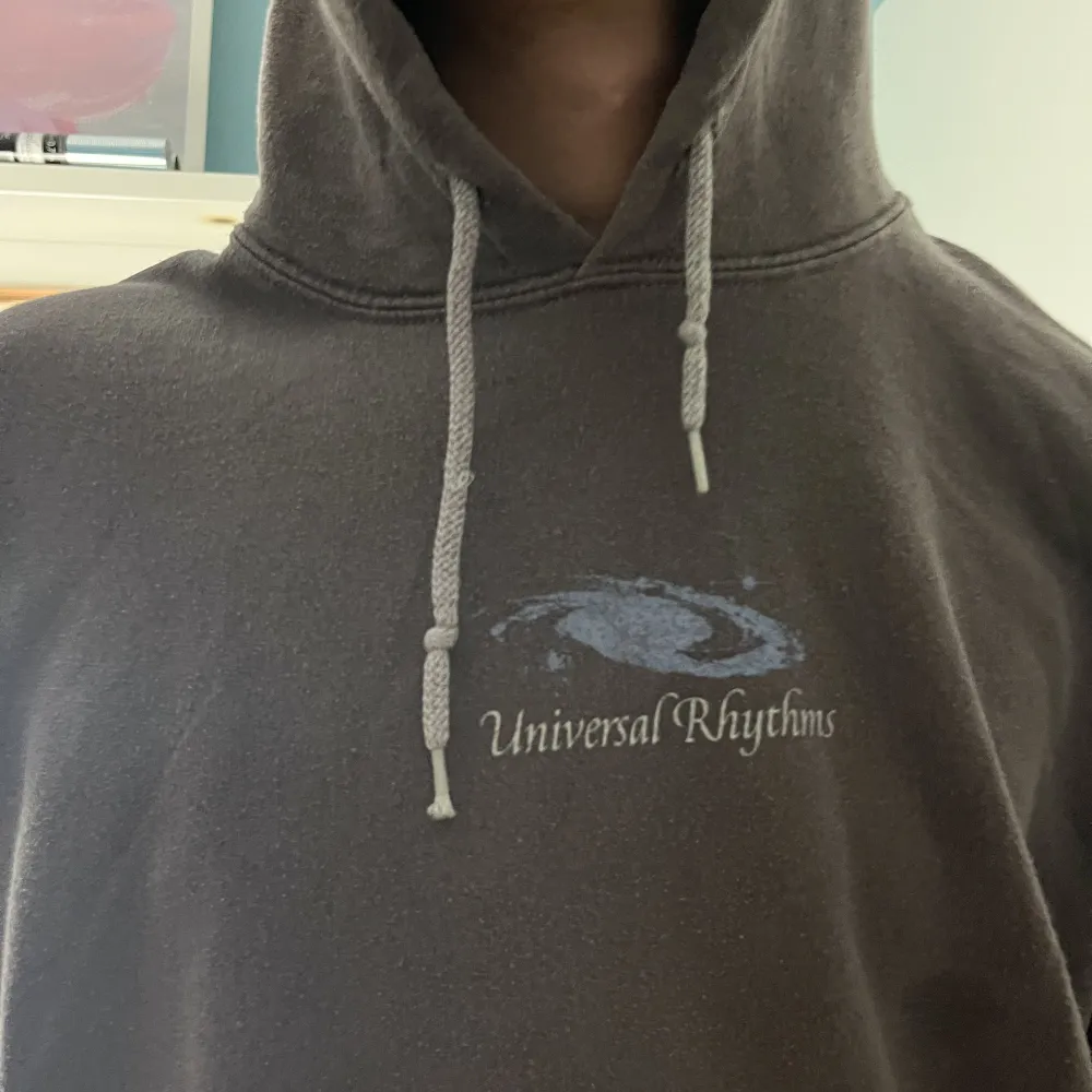säljer denna väldigt coola hoodie med tryck köpt ifrån Urban Outfitters för 700kr✨säljer den pga av att har ingen användning av den någon mer‼️har använt ett fåtal gånger så skicken är väldigt bra och passformen är oversized🧚🏻. Hoodies.