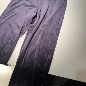 Byxor - Världens skönaste byxor i mjukast materialet någonsin. Mörkblå. Är lite för korta på mig som är 172 cm👖
