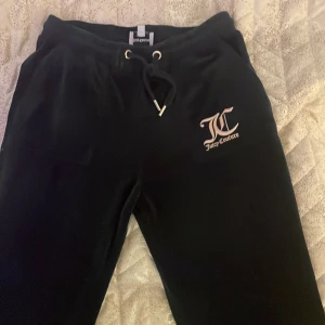 Juicy byxor - Säljer juicy byxor,stl 14-15(som Xs), Marinblå. Jätte fin skick Knappt använt för de är förstora på mig