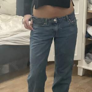 Lågmidjade jeans från Weekday i modellen Arrow! Riktig 00-vibe🧡