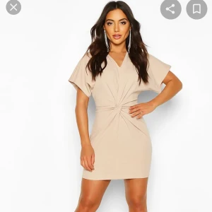 Oanvänd sommar klänning  - Oanvänd klänning med prislapp ifrån boohoo. Stl 40 men är mindre i storlek.