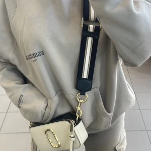 Essentials hoodie - Äkta essentials x fear of god hoodie strl xs köpt på merchsweden för 2400kr❤️ säljer den för att jag inte använder den längre🧸