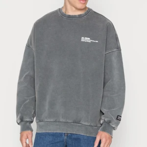 grå sweater  - Helt ny tröja, aldrig använd. Hittar inte kvittot och kan därför inte lämna tillbaka den😁 nypris 700kr, skriv privat för frågor. 