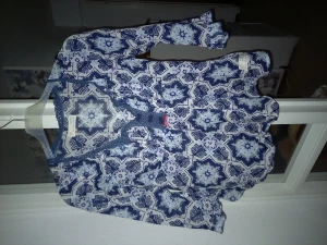 Blusar, tröja - Första bilden, en odd Molly blus i storlek 0. 200kr Andra bilden, en odd Molly blus i storlek 0. 200kr Tredje bilden, en ralph lauren tröja storlek XS. 100kr