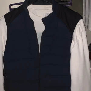 Sail racing väst - Mörkblå sailracingväst i fint skick. 8/10, säljer då jag vuxit ur den. Nypris 2500 köpt för 1800 på rea.