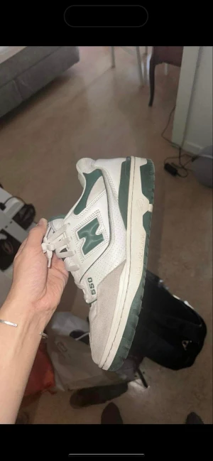 New Balance 550 - Hej säljer mina New Balance 550 grön vita som är slutsålda överallt. Väldigt fint skick och bara använt fåtal gånger. Storlek 45. 3000kr