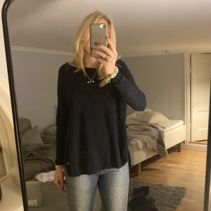 Långärmad tröja - Sötaste långärmade tröjan med en slits på båda sidor. De är cashmir och ullblandning, så skönt material. Strl xs men passar mig bra som har s/m