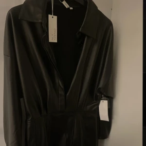 Oanvänd snygg svart klänning  - Säljer min snygga svarta klänning. Inget fel på klänningen. Säljer den pågrund av att den inte kommer att användas. 