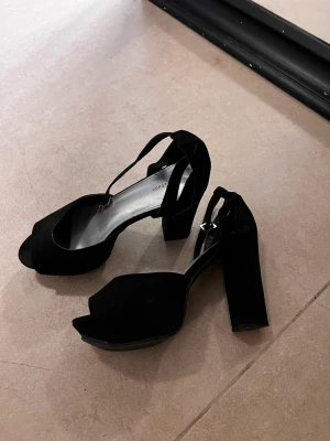 Svarta klackar  - Svart häcklade skor med stadig klack 