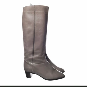 Boots - Så snygga gråa boots!!! Färgen på första bilden är den färgen som de är i verkligheten!