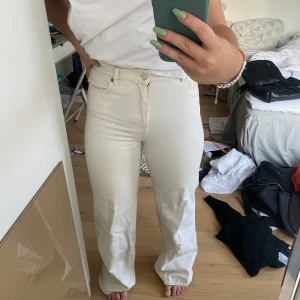 Vita jeans  - Skitanygga vita högmidjade jeans ifrån monkie! Säljer för att jag inte får någon användning av de längre! Storlek 26 men passar även 25 och 27! Kom privat vid intresse😘